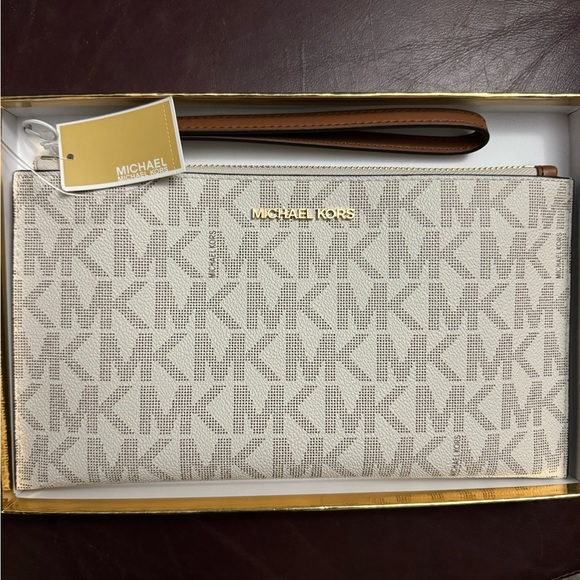 Michael Kors Handbags - Michael Kors wristlet